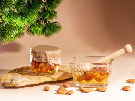 Сувенирный набор Мед с миндалем 120 гр